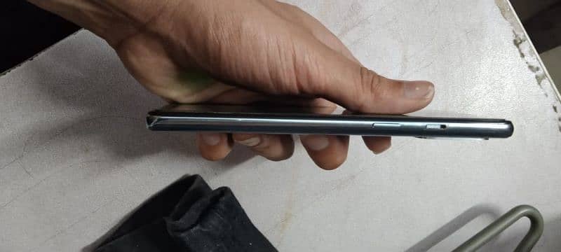 LINE AYEI HOI HA IS LAYEI SELL KAR NA HA URGENT ONEPLUS 8T 4