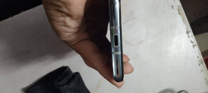 LINE AYEI HOI HA IS LAYEI SELL KAR NA HA URGENT ONEPLUS 8T 6