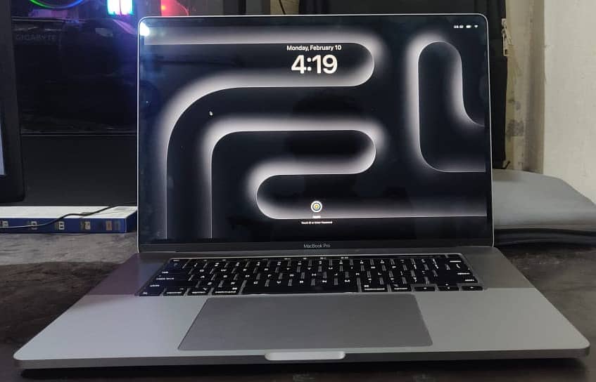 Apple MacBook Pro 16-Inch (2019) 2