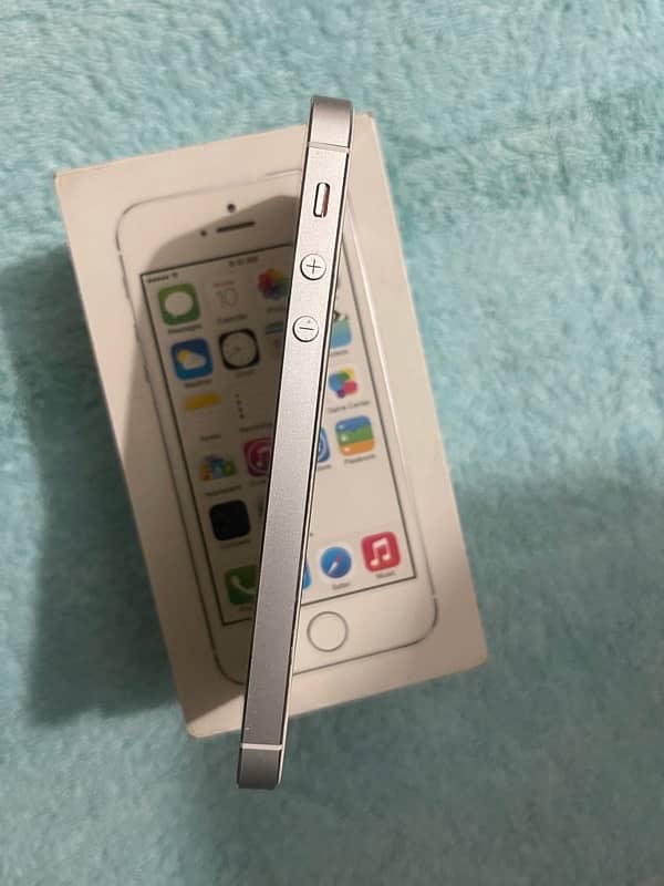 iPhone 5S (16GB) Official PTA Approved 10/10 condition Wh: 03259840013 4