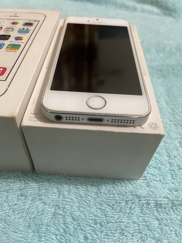 iPhone 5S (16GB) Official PTA Approved 10/10 condition Wh: 03259840013 9