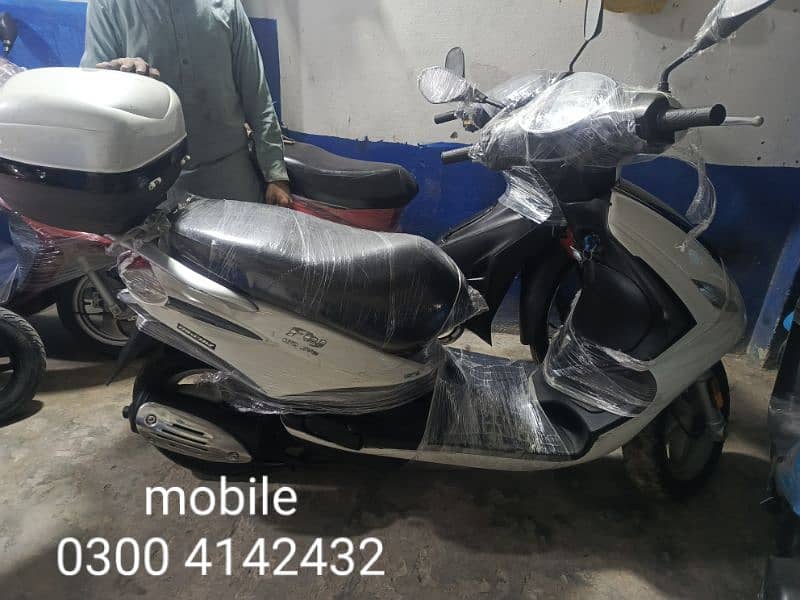 vespa piaggio 150cc  scooty available contact at**03004142432** 2