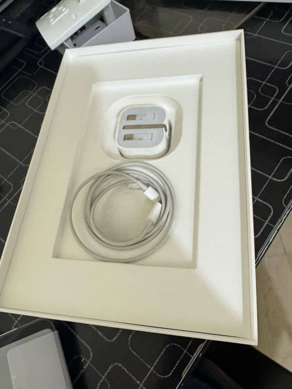 brand new ipad 9th generation complete box in Apple official warranty 3