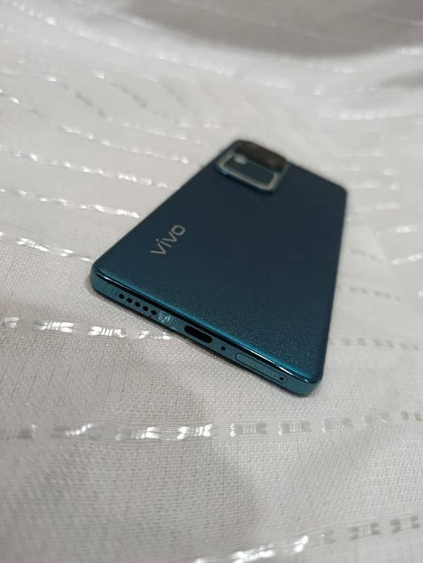 Vivo V30 Green 12GB/256GB - Like New, Original Box & Charger 7