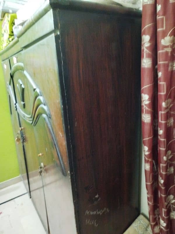 Three Door woden Almari normal condition looking good reasonable price 2