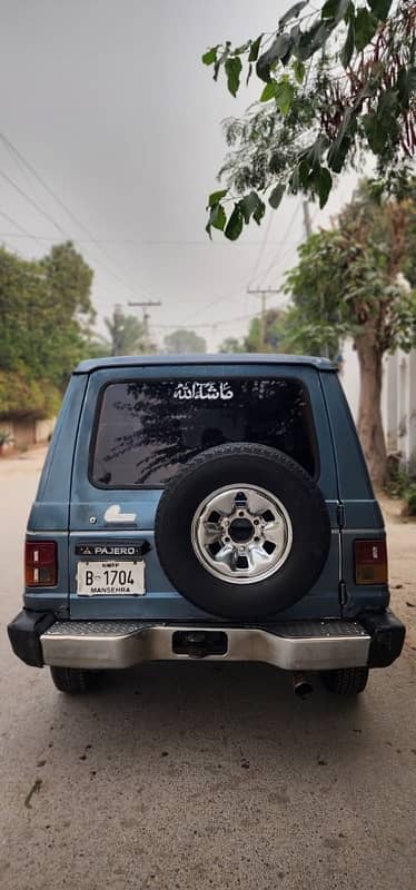 Mitsubishi Pajero 1988 3