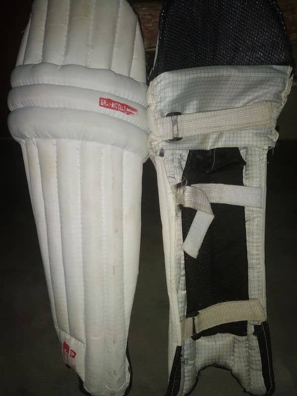 urgent sale in low price cricket kit and bag free + guard 9