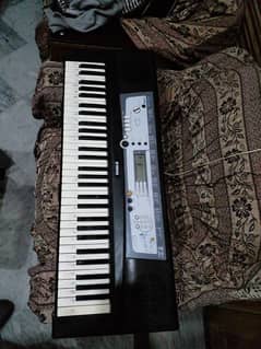 Yamaha E 213 piano