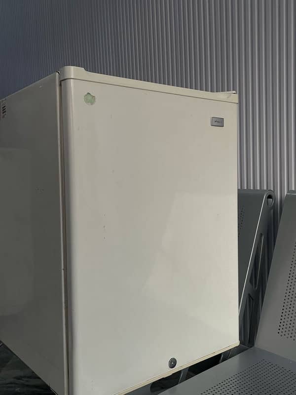 Haeir Mini room Fridge with excellent cooling slighlty used mint condi 2