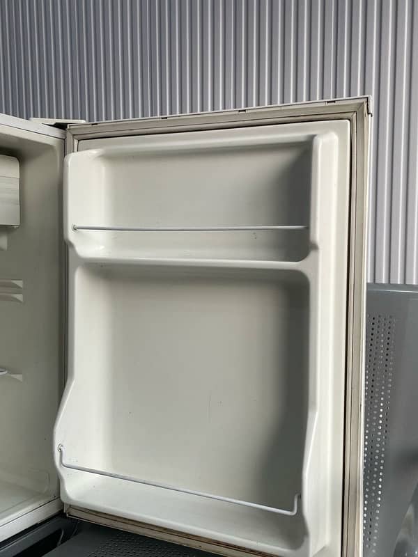 Haeir Mini room Fridge with excellent cooling slighlty used mint condi 5