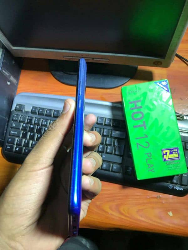 Infinix hot play with box 4/64 urgent sale 2