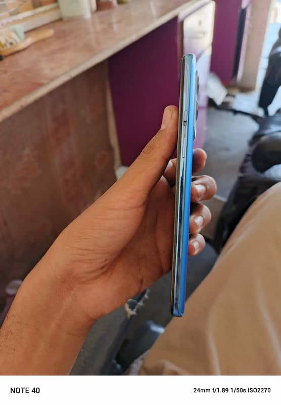 oneplus 9 5G 10 by 10 condition bus halki si line he 4