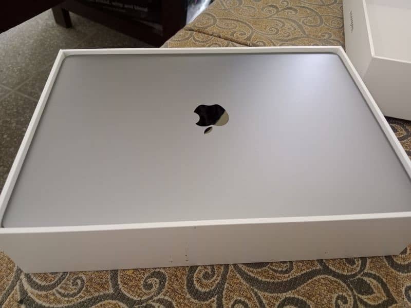 MacBook Air M1  just box open 0