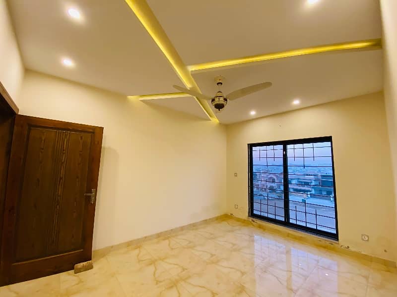 1 kanal Corner Designer Upper Portion Available For Rent 2