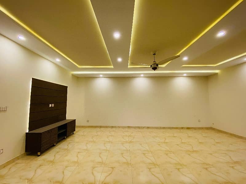 1 kanal Corner Designer Upper Portion Available For Rent 8