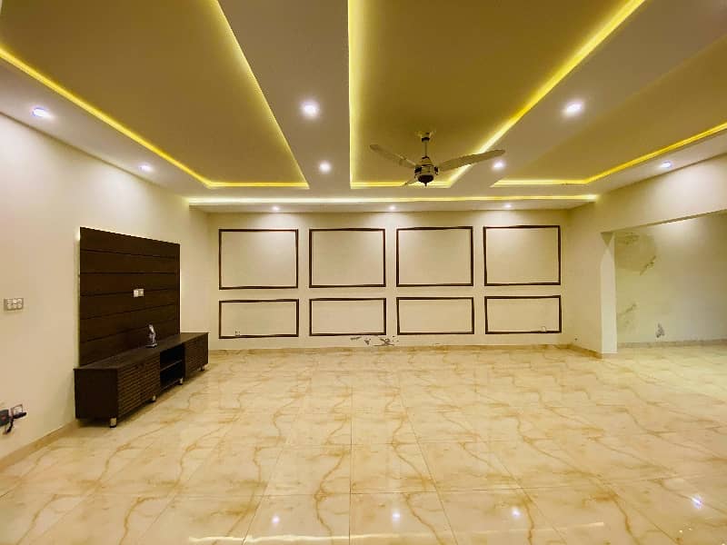 1 kanal Corner Designer Upper Portion Available For Rent 13