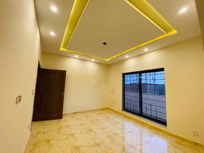 1 kanal Corner Designer Upper Portion Available For Rent 14