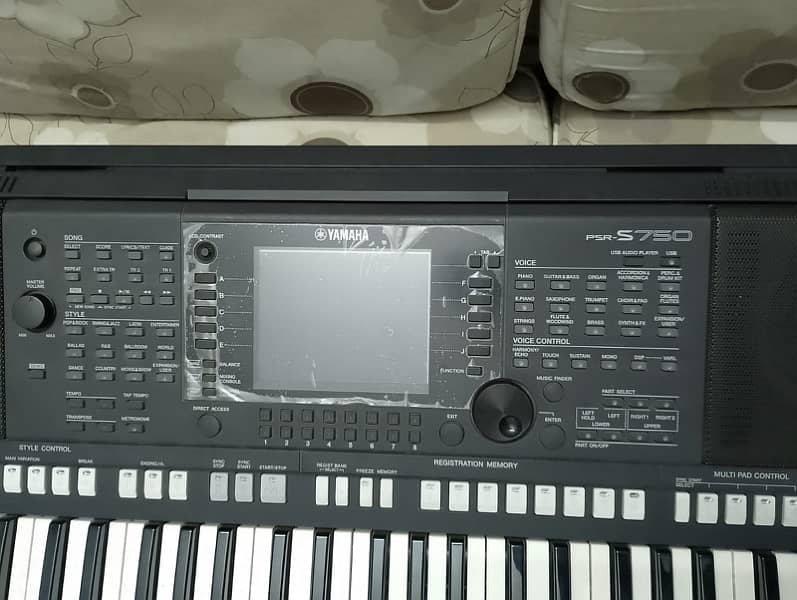 Yamaha PSR s750 with box 1