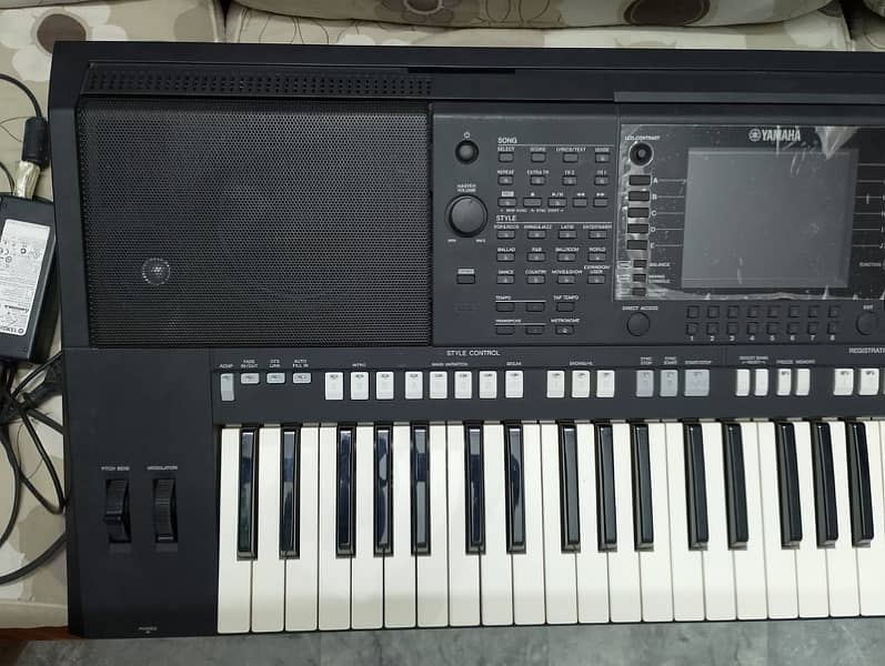 Yamaha PSR s750 with box 2