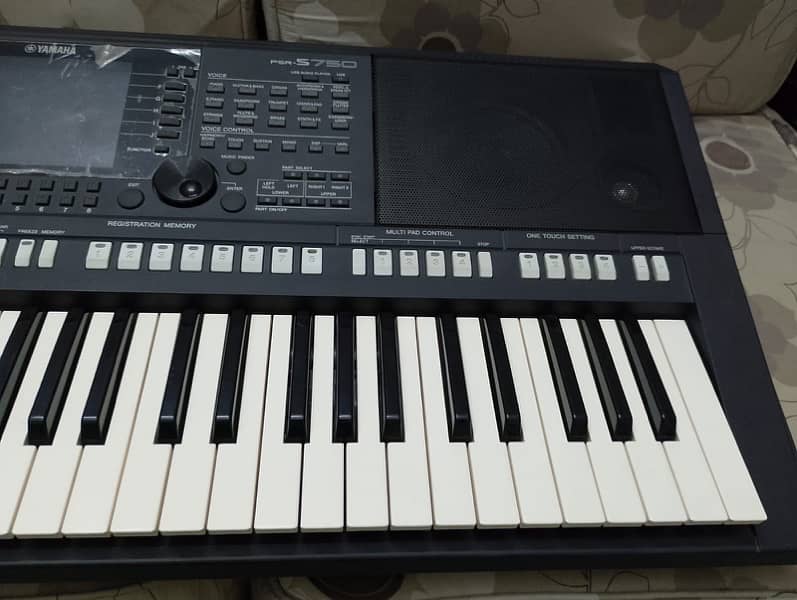 Yamaha PSR s750 with box 3
