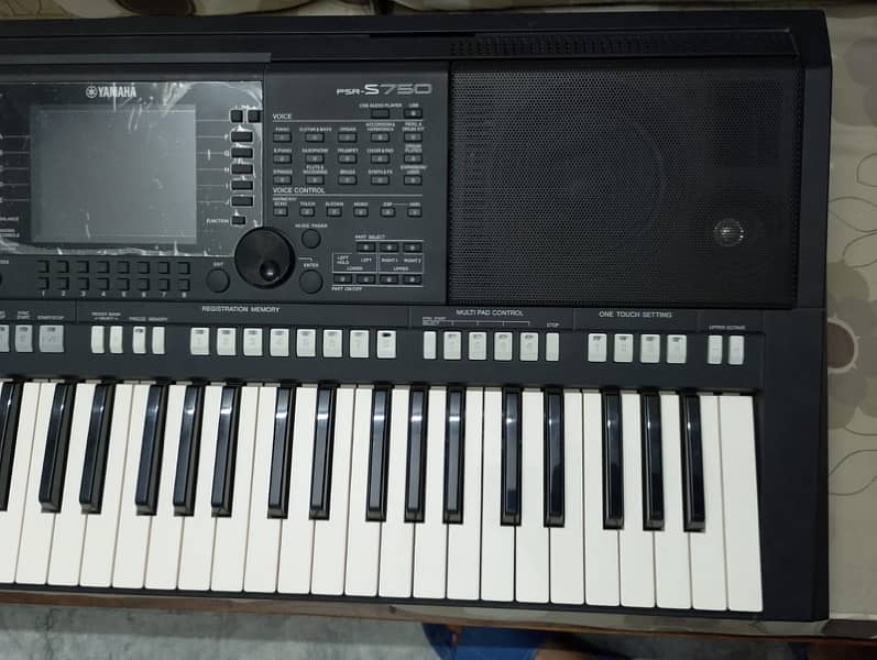 Yamaha PSR s750 with box 5