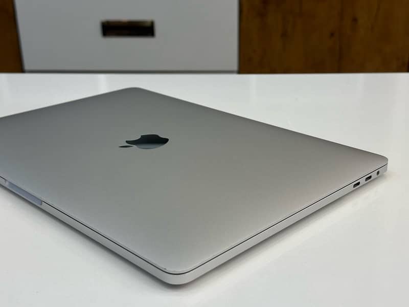 MacBook Pro 2018 | 13 inches | Intel Core i7 | 16GB With 512 GB 3