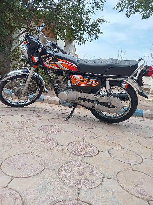 honda 125cg black color full okay ,tuning and mobioil recently changed 0