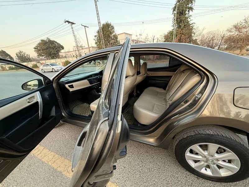 Toyota Altis Grande 2015 Islamabad Reg Original Car for Sale 4