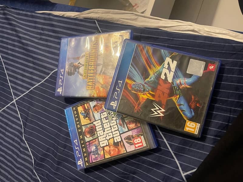 PS4 Cds ( Gta V, Wwe 2k22, Pubg) +wireless charger for controller 2