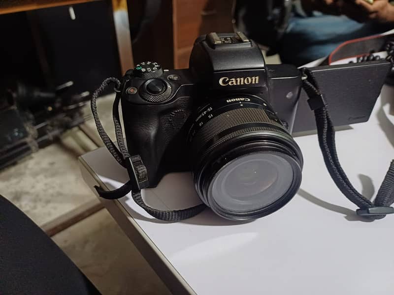 CANON M50 2