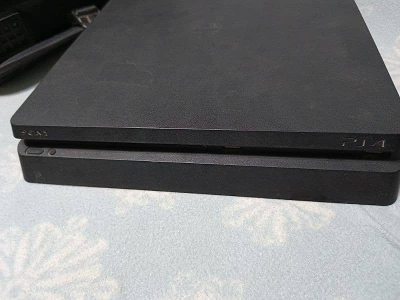 PlayStation 4 slim 0