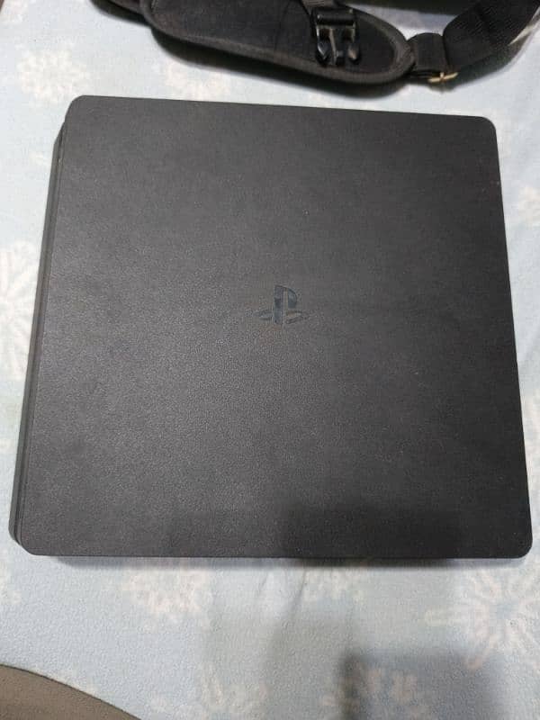 PlayStation 4 slim 1