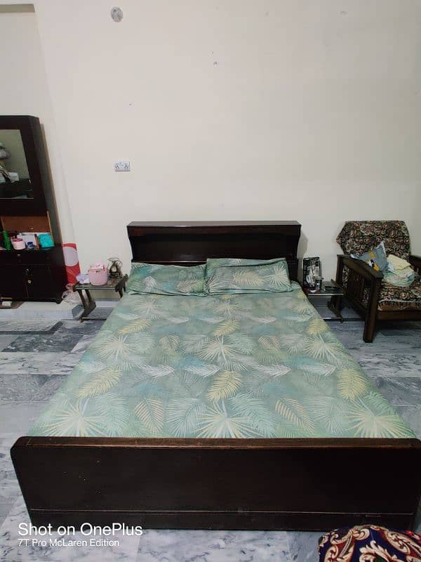 Queen size double bed in very good condition with materress 2