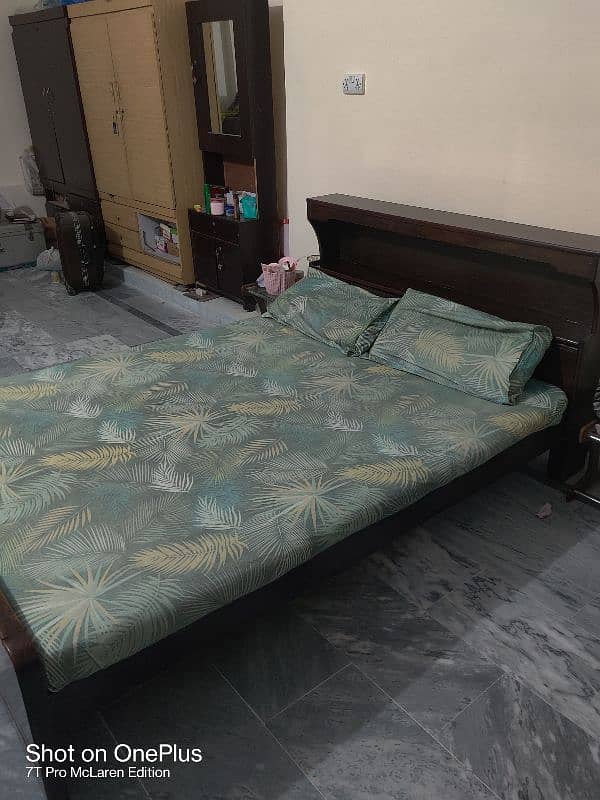 Queen size double bed in very good condition with materress 3