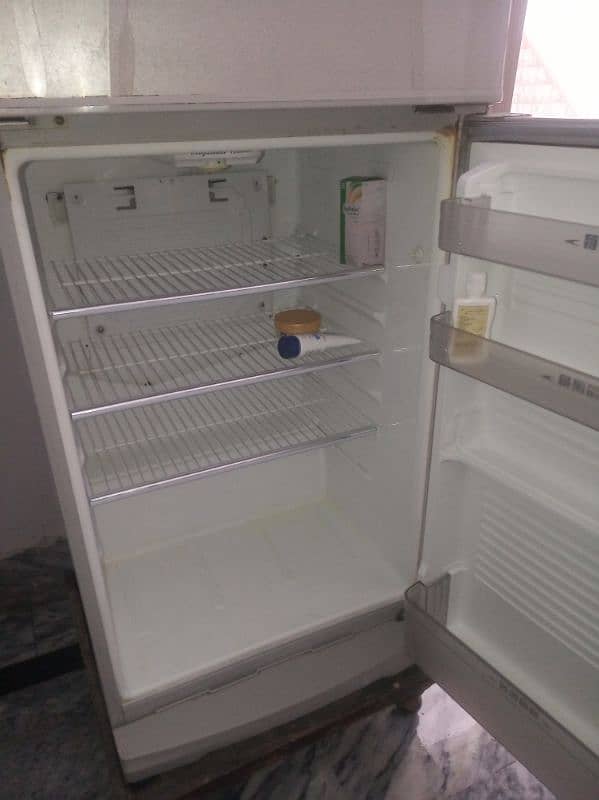 Urgent Sale Dawlance Refrigerator Big Size 2