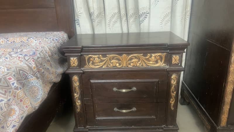 king size bed, 2 side tables and dressing table 2