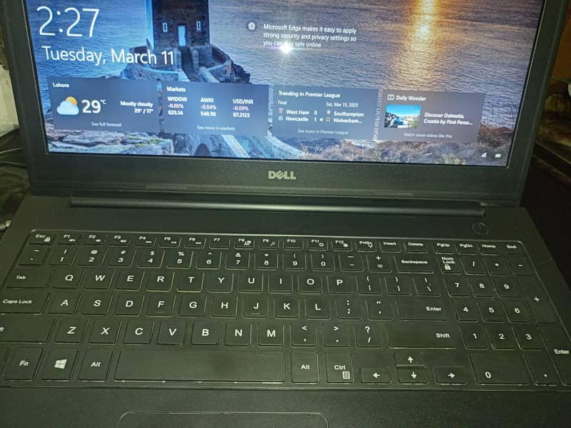 i7 5th Dell Graphic Laptop In Good Condition Available for Sale 1