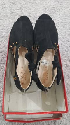 Black sandals sole heel