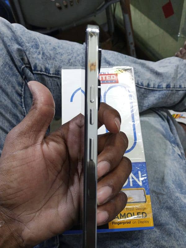 camon 20 with box and charjing ues nai hai bilko new hai 3 mAh k warty 3