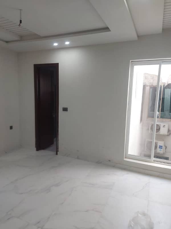 Prime Location A Centrally Located House Is Available For sale In Faisalabad 3