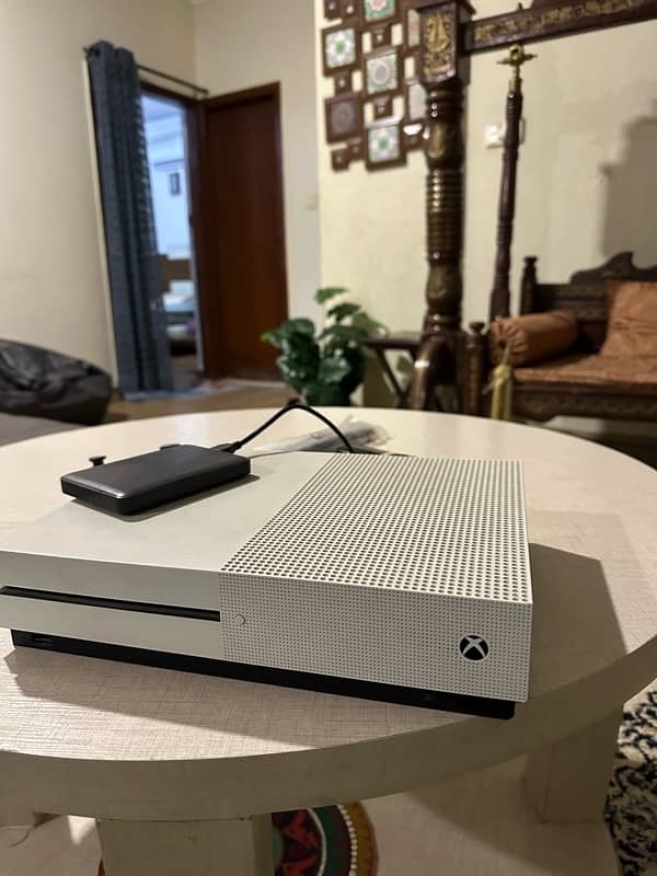 XBOX 1 S 500gb + (external hard drive 500 gb) 0