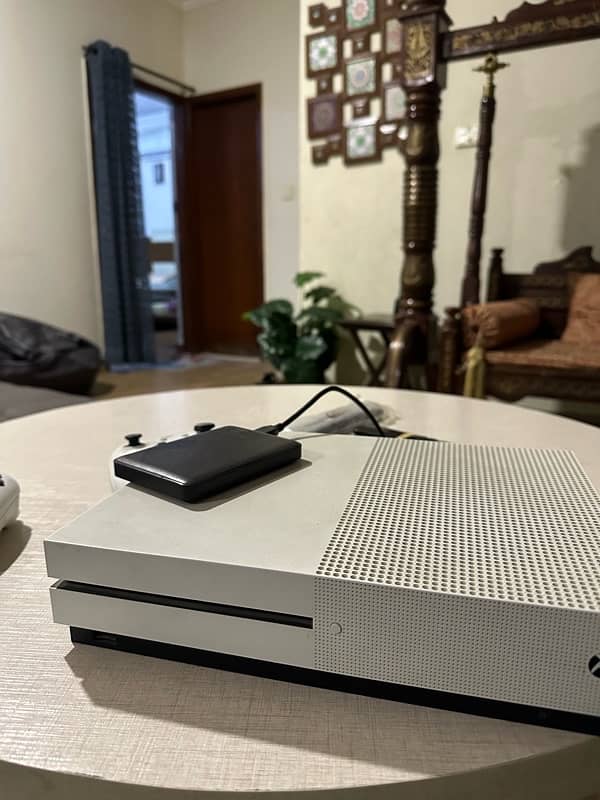 XBOX 1 S 500gb + (external hard drive 500 gb) 3