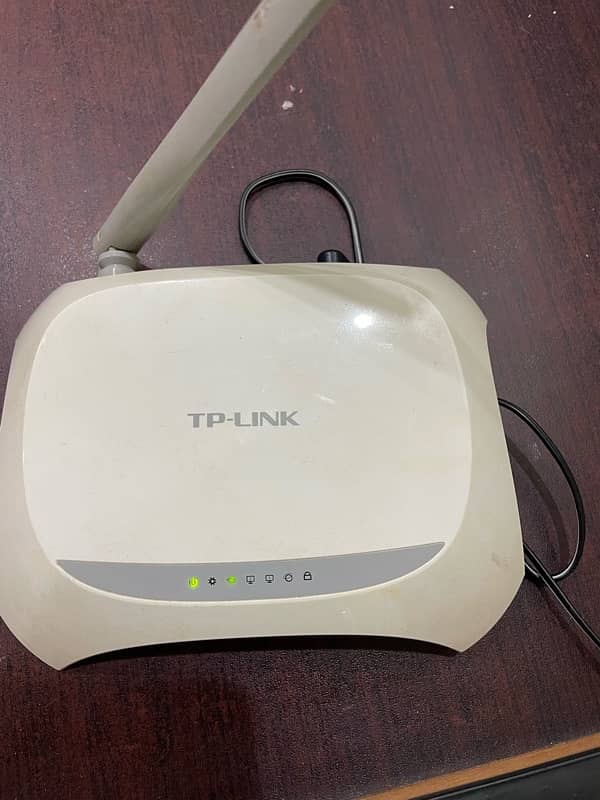 TP Link router with adopter 1