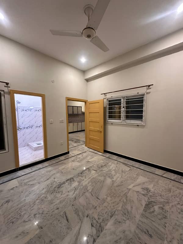 BRAND NEW Family flat for rent 2bed tv lounge 2bath kitchen pani boring 24 hours bijli miter separate location yousaf colony 2