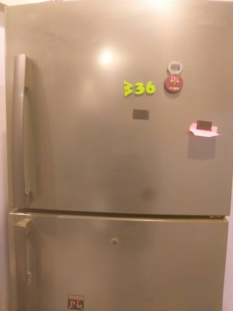 Branded Jumbo Samsung Refrigerator in runnng condition give away price 6