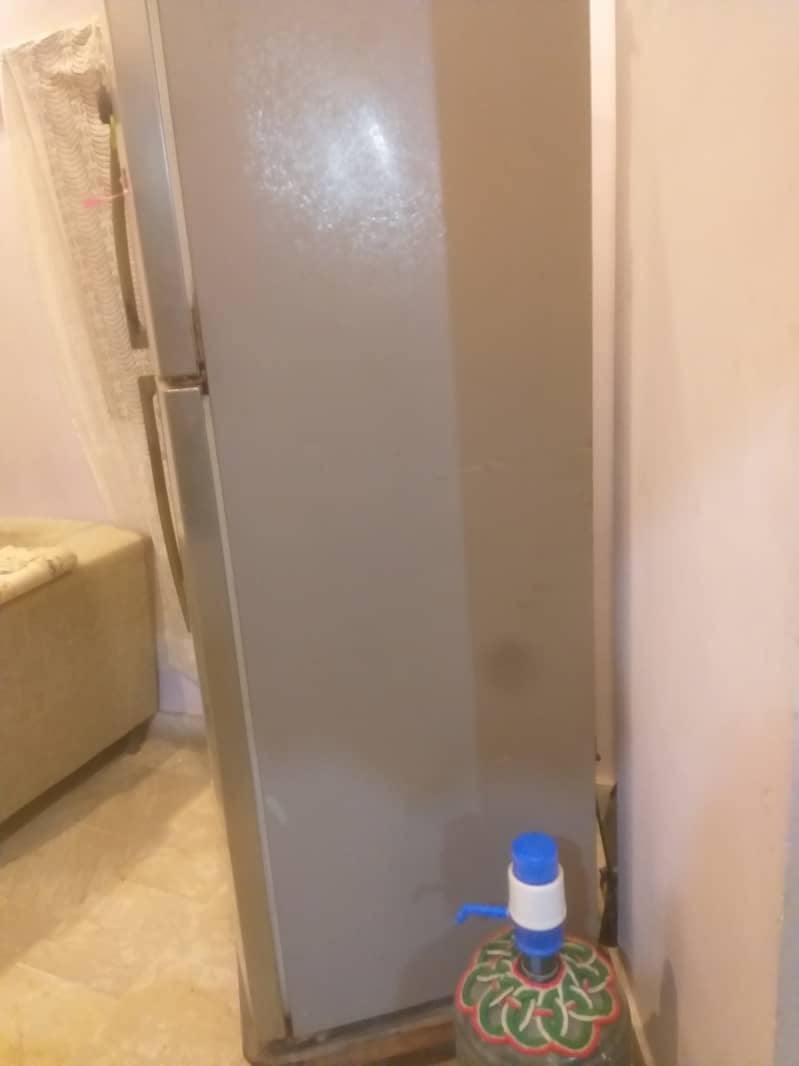 Branded Jumbo Samsung Refrigerator in runnng condition give away price 2