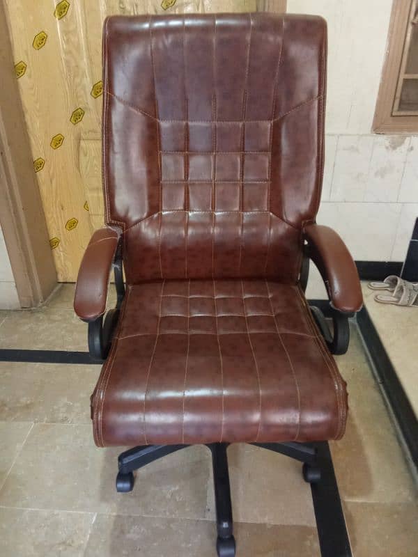 office chair and tabel new only 15 days used 1