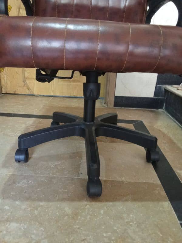 office chair and tabel new only 15 days used 2