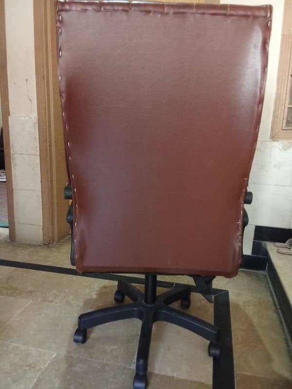 office chair and tabel new only 15 days used 3