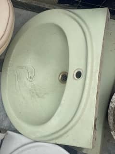 3 Commodes, 2 Washbasins, 3 WC Tank - all used items